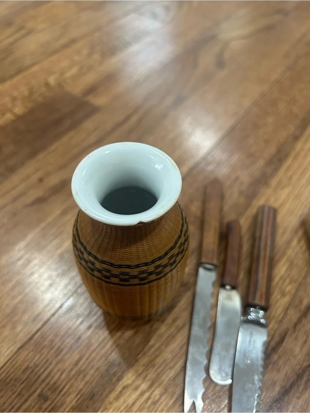 Wood-Handled Serrated butter-snack Knife Set with Brown Decorative Vase